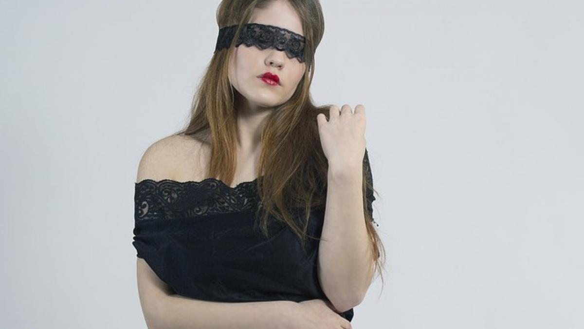 este umitor ce se intampla daca mananci pe intuneric