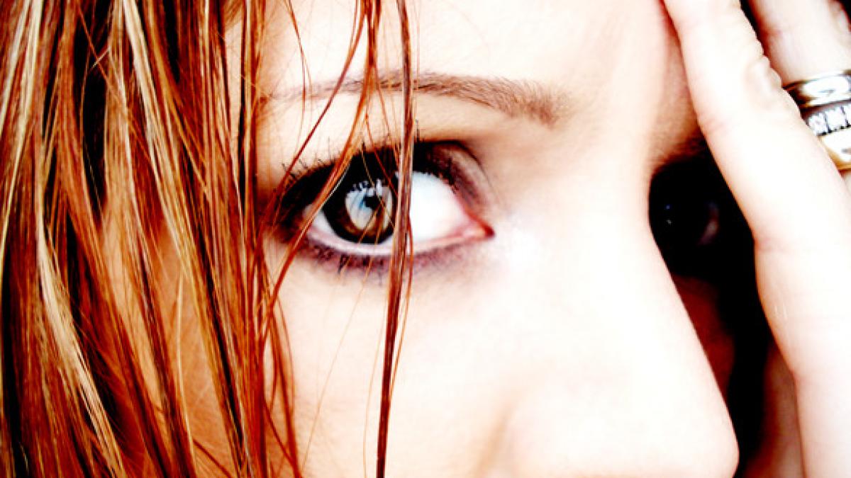 scene incredibile in care o mama este batuta in fata fetitei ei video