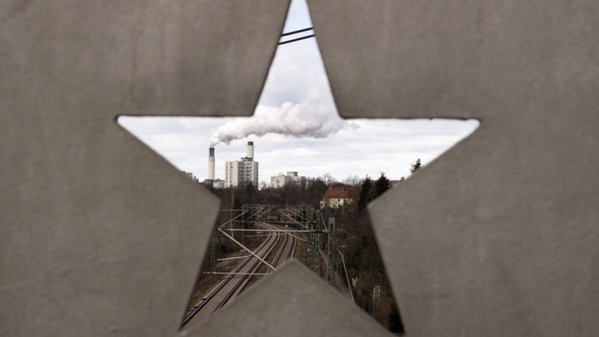 china ar urma sa concedieze 1 8 milioane de angajati din industria otelului si a carbunelui