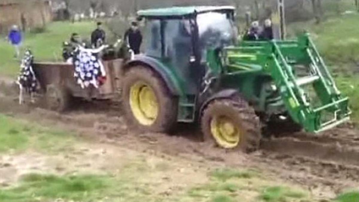 morti dusi la groapa cu tractorul din cauza noroaielor