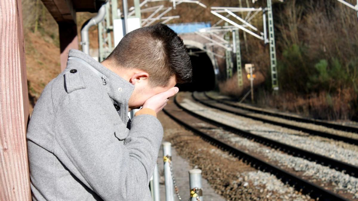 tanar de 18 ani lovit mortal de doua trenuri