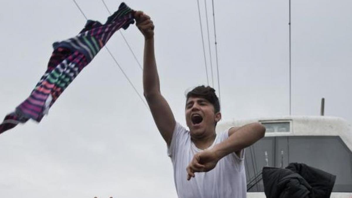 violente intre migranti si fortele de ordine