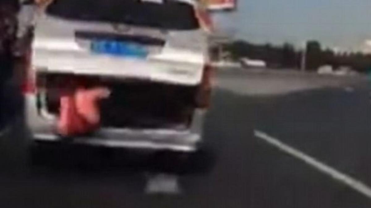 copil cazut din masina