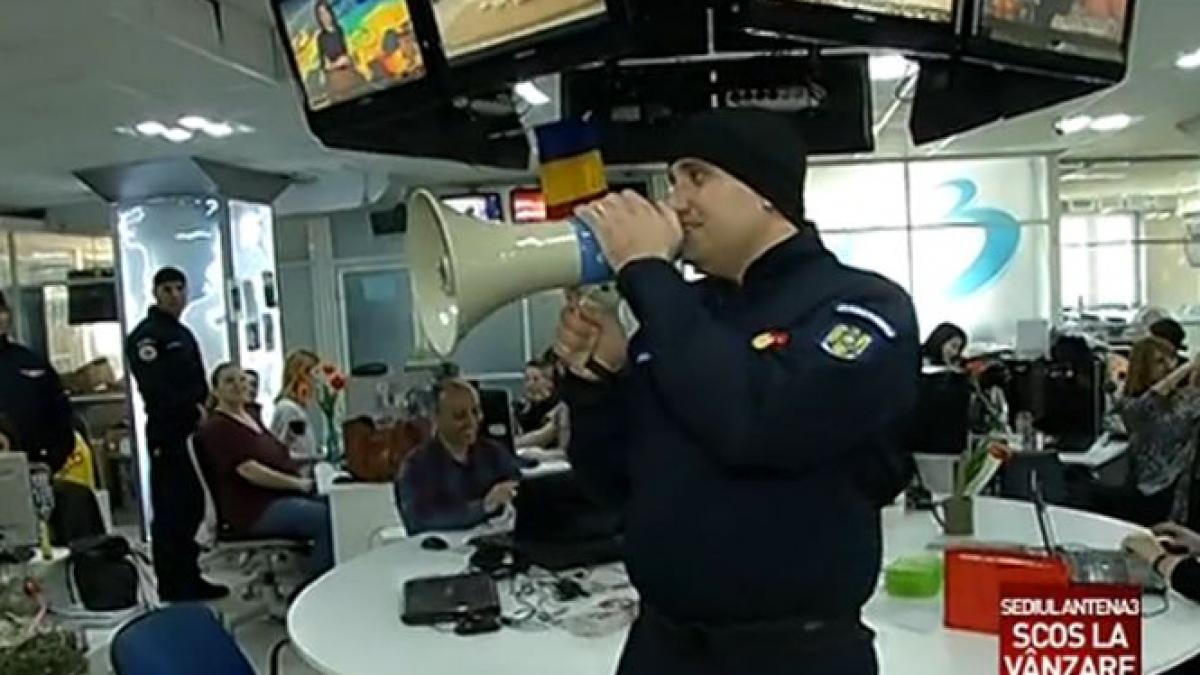 imagini de la descinderile jandarmilor in redactia antenei 3