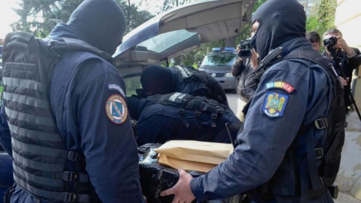 sefii carpatica asigurari suspectati de delapidare si abuz