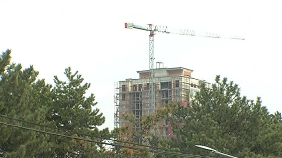 bloc cu 11 etaje peste gard de parcul tineretului anchetatorii verifica acum cine a dat liber la