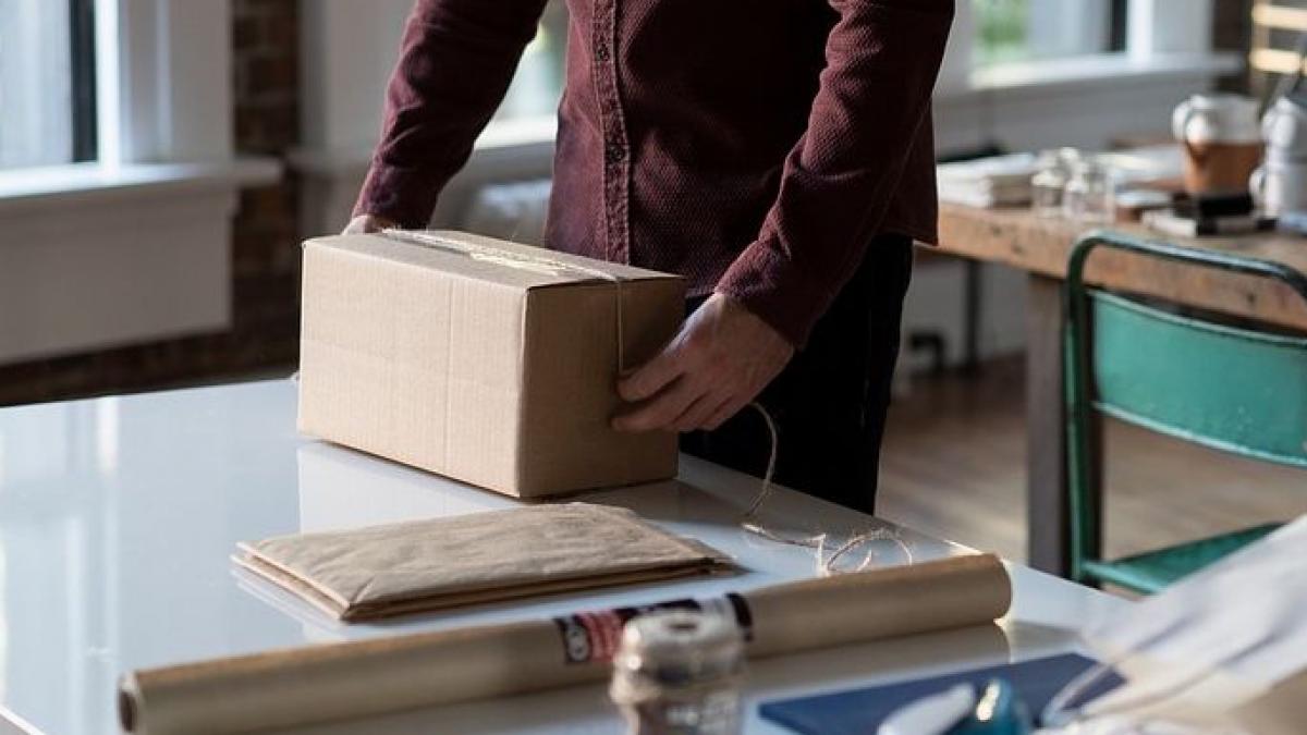 trimiti pachete in tara uite cum sunt aruncate in masinile de transport