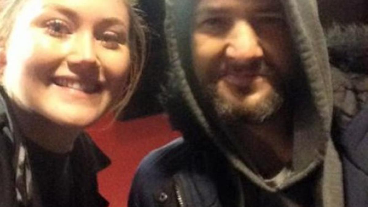 a ramas singura in gara dupa ce a pierdut trenul un barbat fara adapost s a apropiat de ea