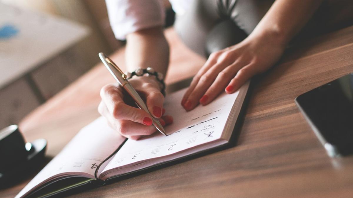 accident stupid o eleva a cazut de la etajul trei de la fereastra unui liceu