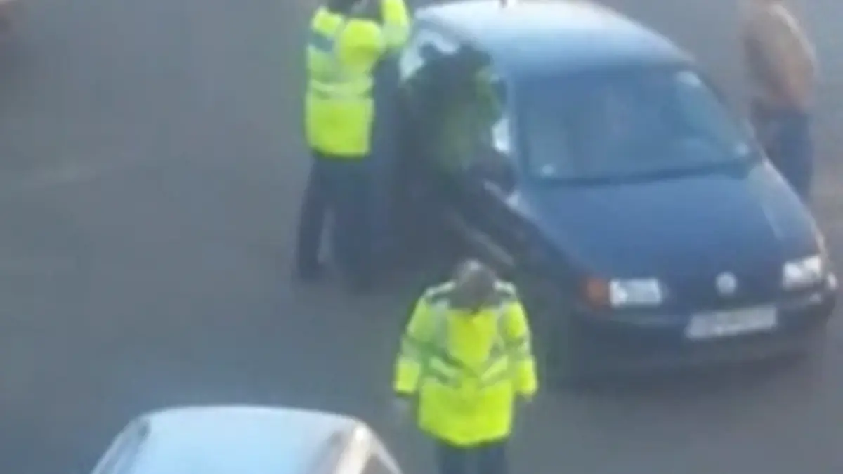 doi politisti de la rutiera batuti in plina strada