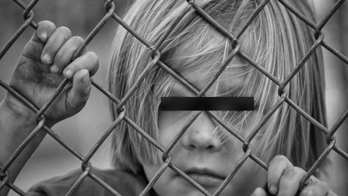 isi lega copilul cu lanturi si lacat in casa cum a fost gasit baiatul