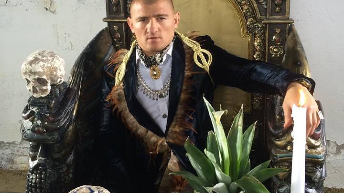 morosanu ii daruieste un trandafir unui fost adversar de 8 martie