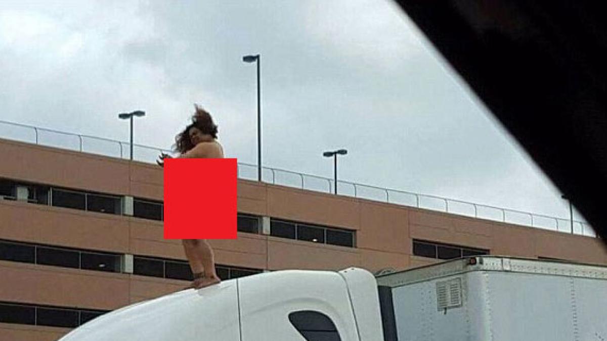 s a dezbracat si s a urcat pe un camion ce a facut femeia in trafic sub privirile socate ale