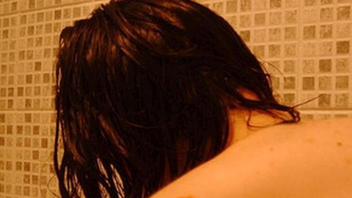 a simtit ca ceva iese din ea si a inceput sa impinga