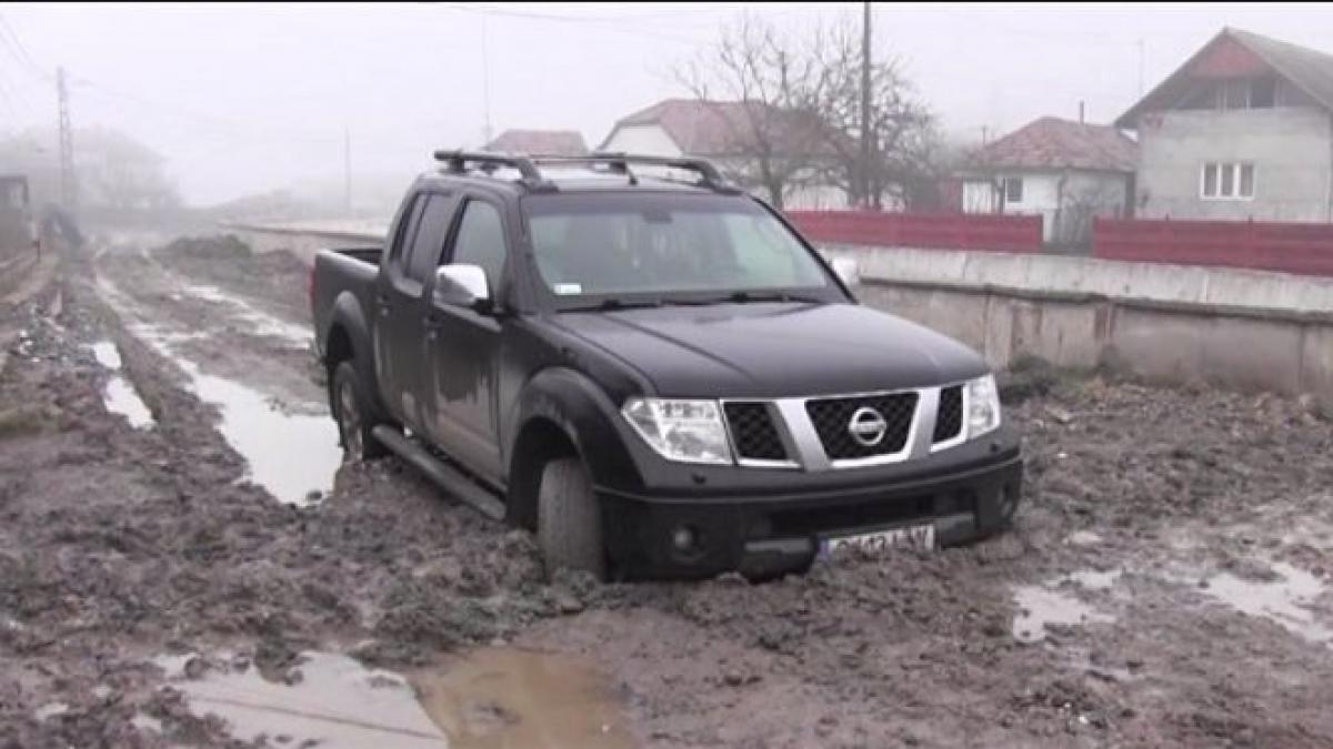 masina blocata in noroi pe un drum in lucru nesemnalizat ce i s a promis soferului