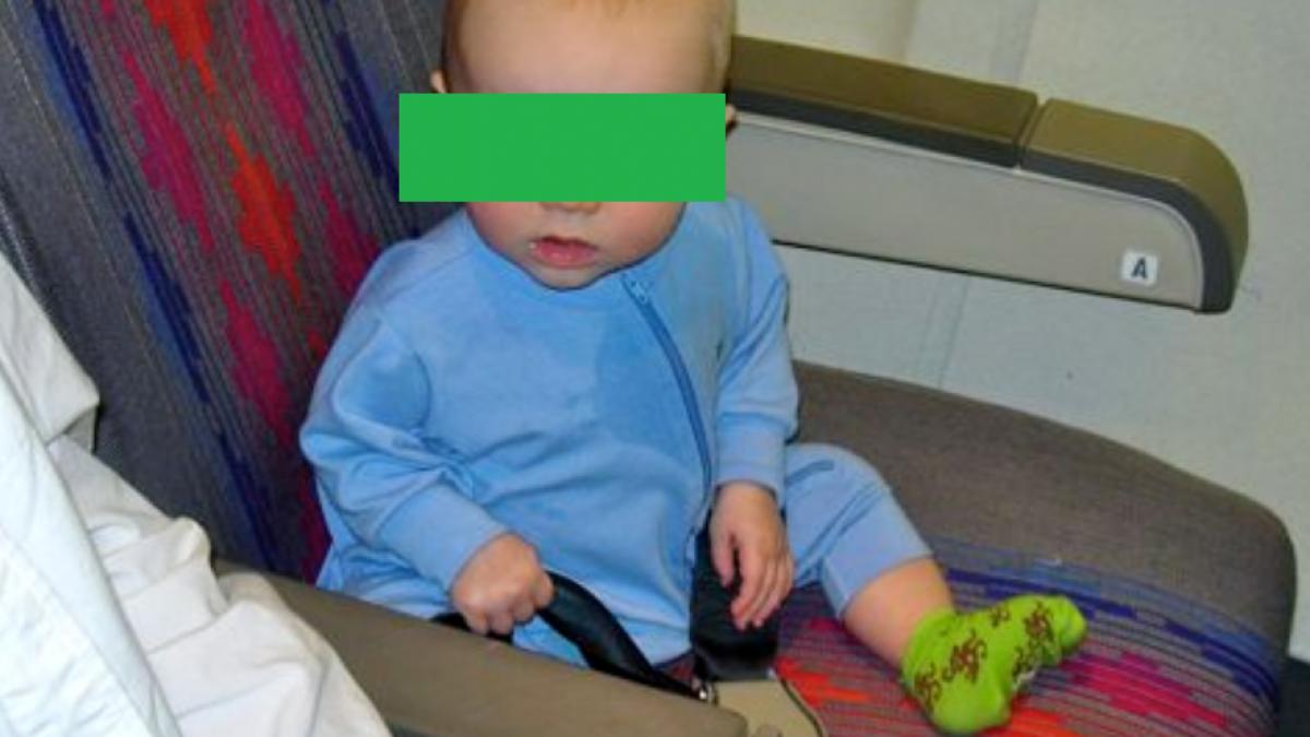 o femeie si a ascuns copilul in bagaj ca sa nu plateasca bilet de avion