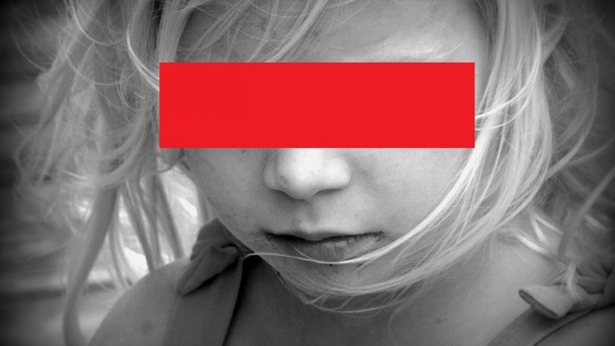 o fetita s a intors de la gradinita cu fond de ten pe fata