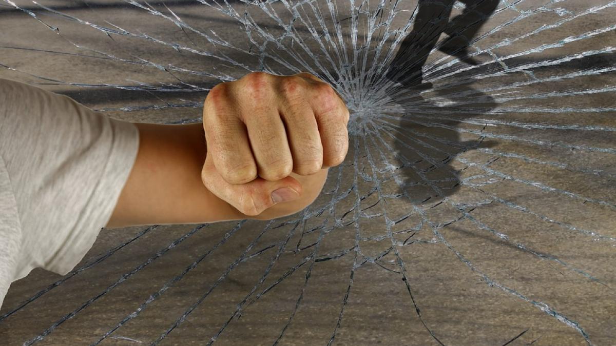 crima oribila in judetul iasi tata ucis in strada pentru ca si a aparat copilul