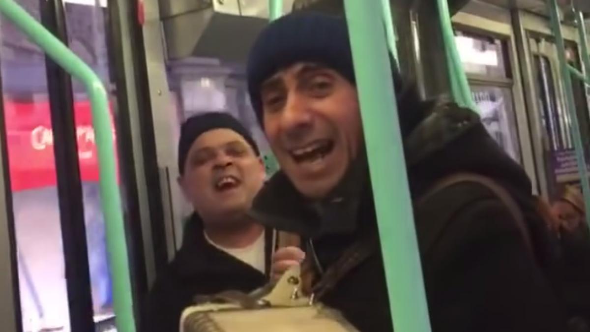 doi tigani romani fac senzatie in tramvai la genova cu constantine constantine video