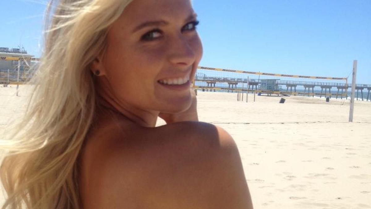 maria sarapova rade si joaca tenis pe o plaja din los angeles rusoaica si a surprins sponsorii