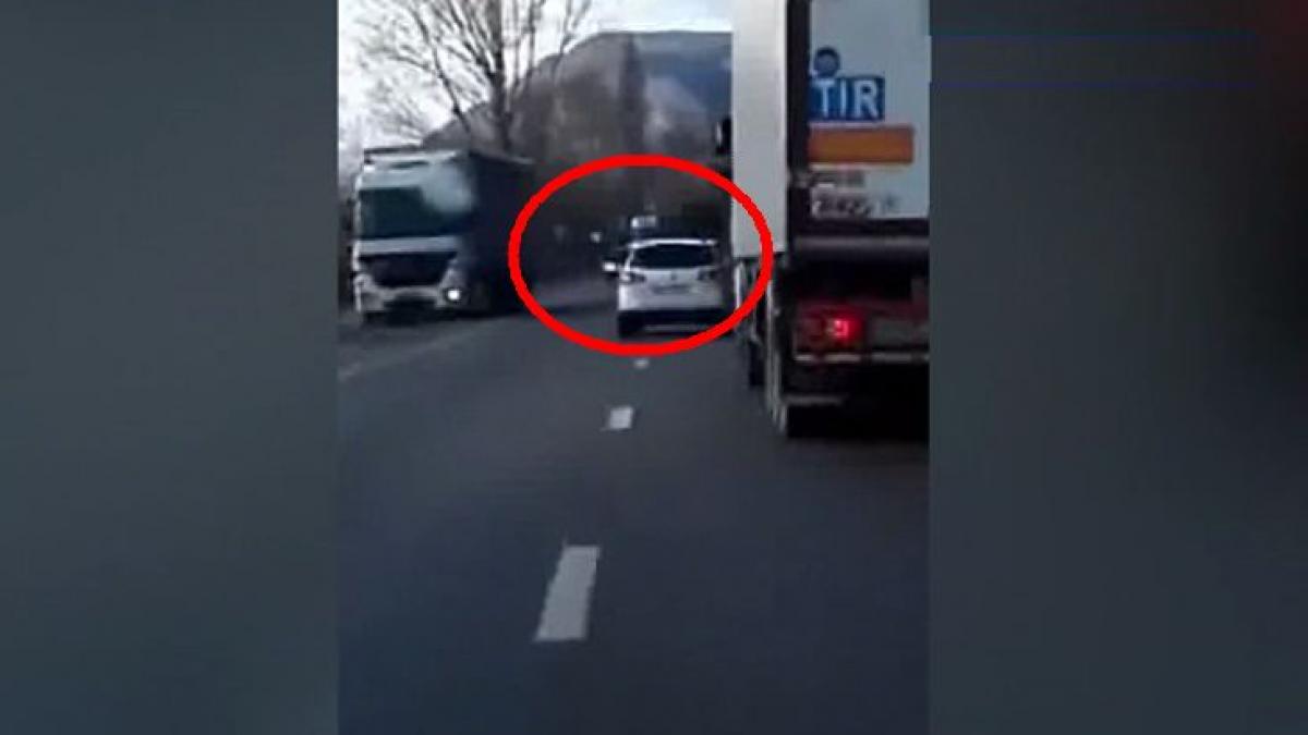 masina a politiei de frontiera la un pas de accident cu un tir