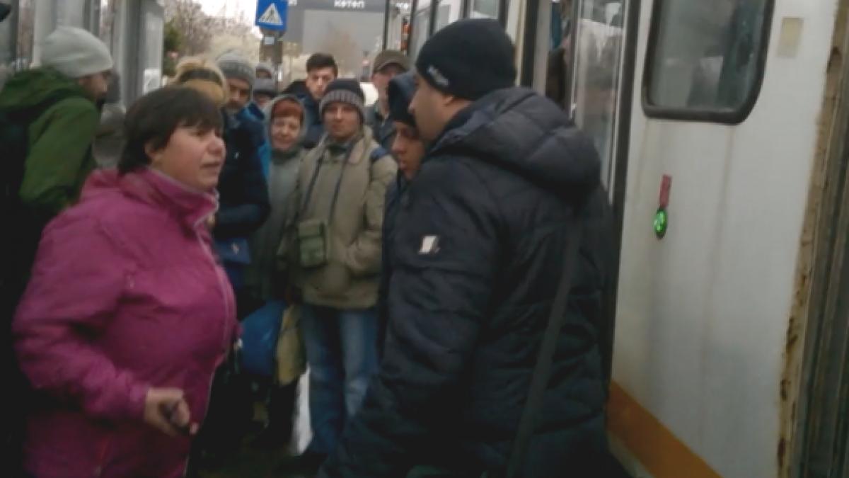 scandalos cum vorbesc controlorii ratb cu o femeie hipopotamule
