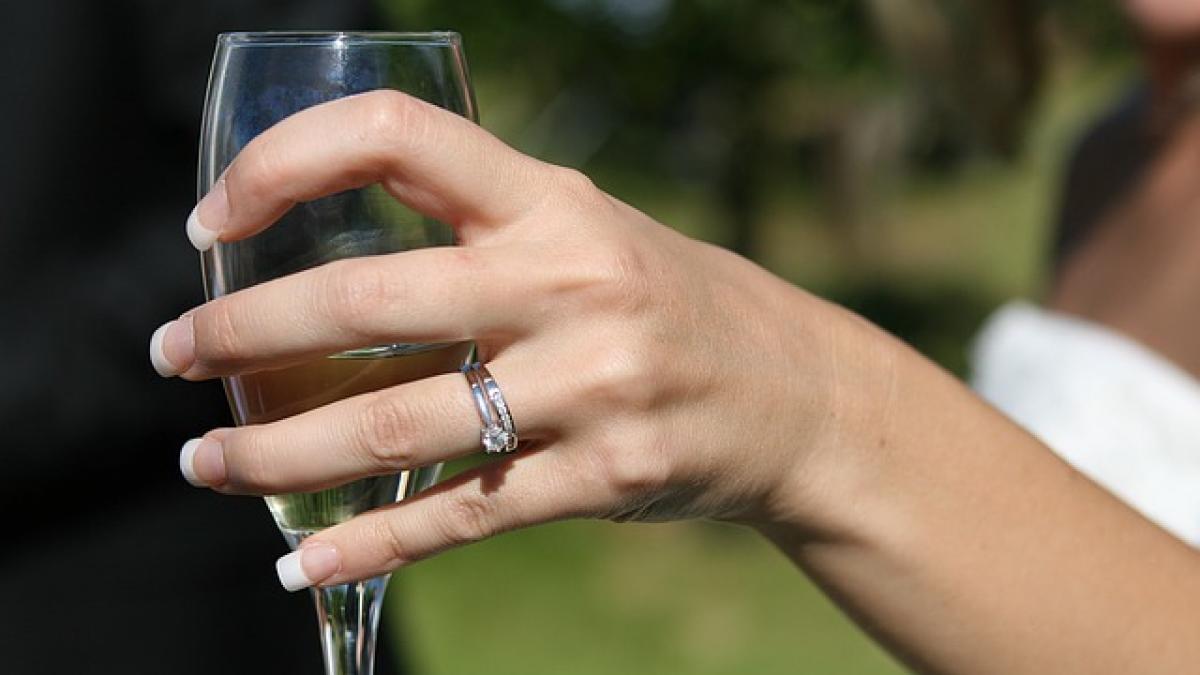 o reporterita pro tv a fost ceruta in casatorie in fata camerei de filmat