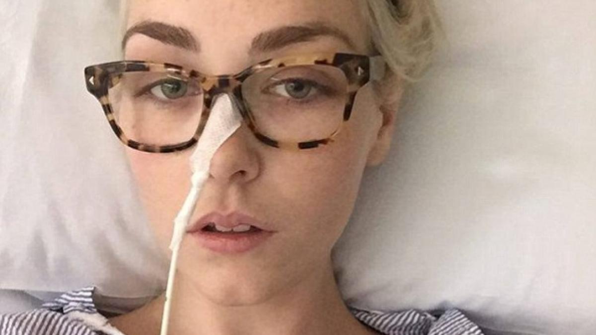 ce trist fata asta are numai 20 de ani dar sufera de o afectiune crunta e atat de dureros incat