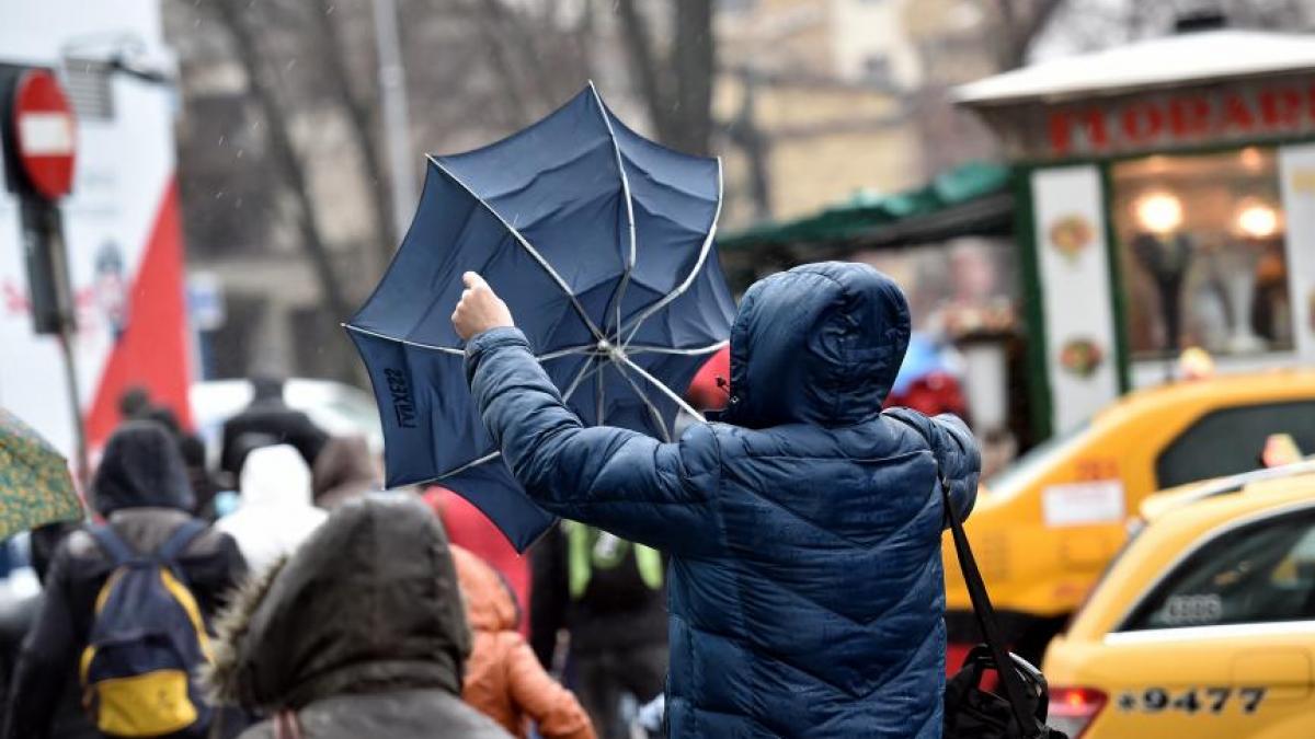 cod galben de vant puternic in 13 judete si bucuresti incepand de duminica seara