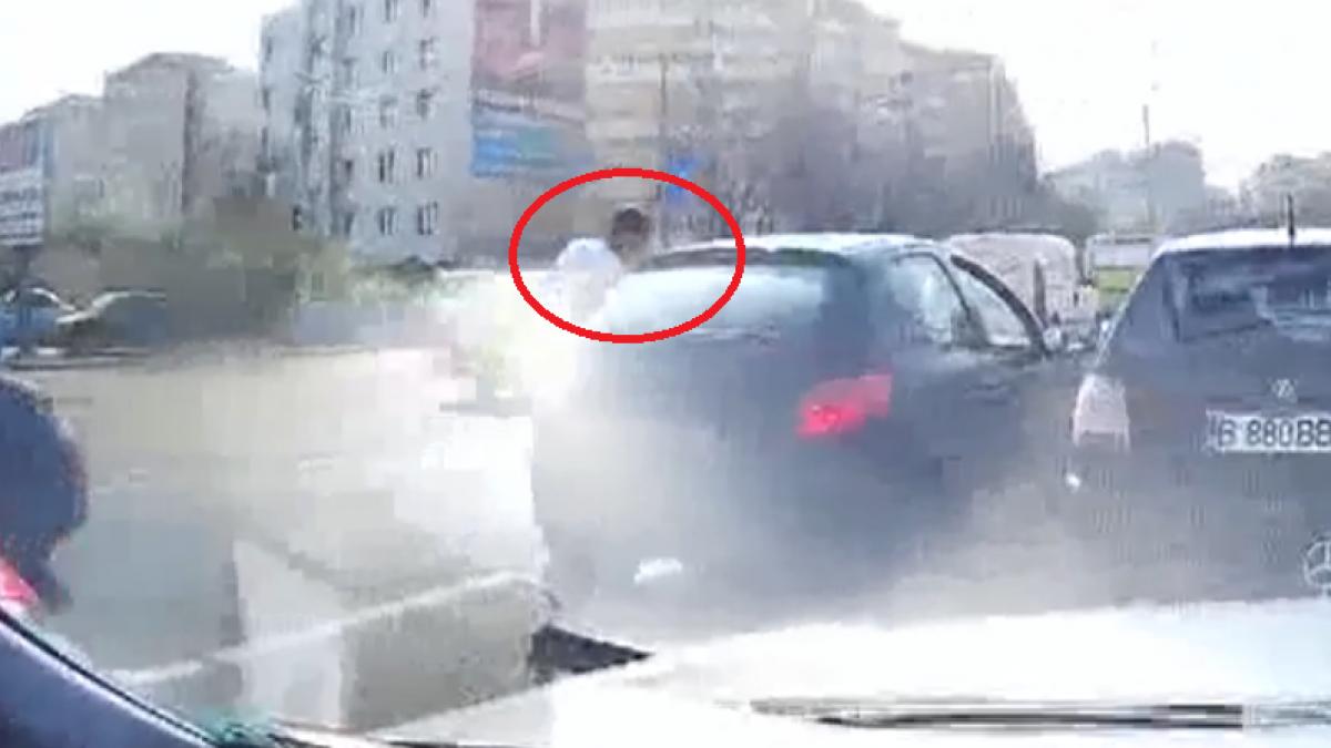 incident violent in trafic sofer batut cu pumnii si picioarele pe un bulevard din capitala video