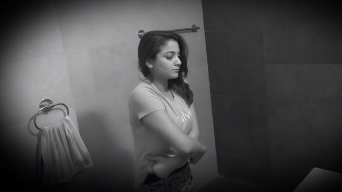 se dezbraca pentru a face un dus decizia pe care o ia te va face sa schimbi ceva esential