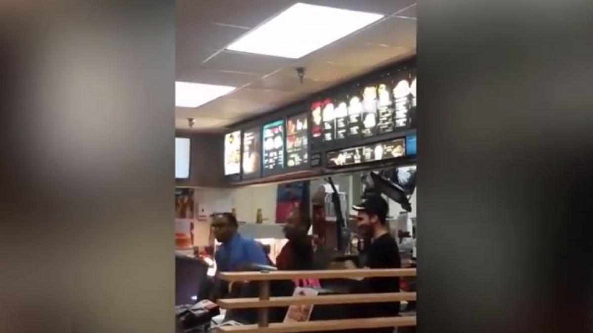 incident socant la mcdonald s clientii si a scos telefoanele mobile sa filmeze atacul