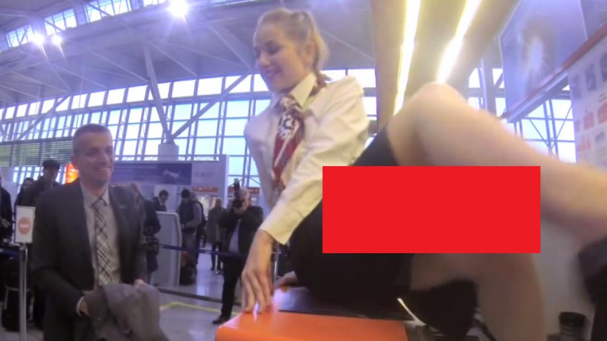 pasagerul i a inmanat pasaportul angajatei de la aeroport in clipa urmatoare ea a facut ceva cu