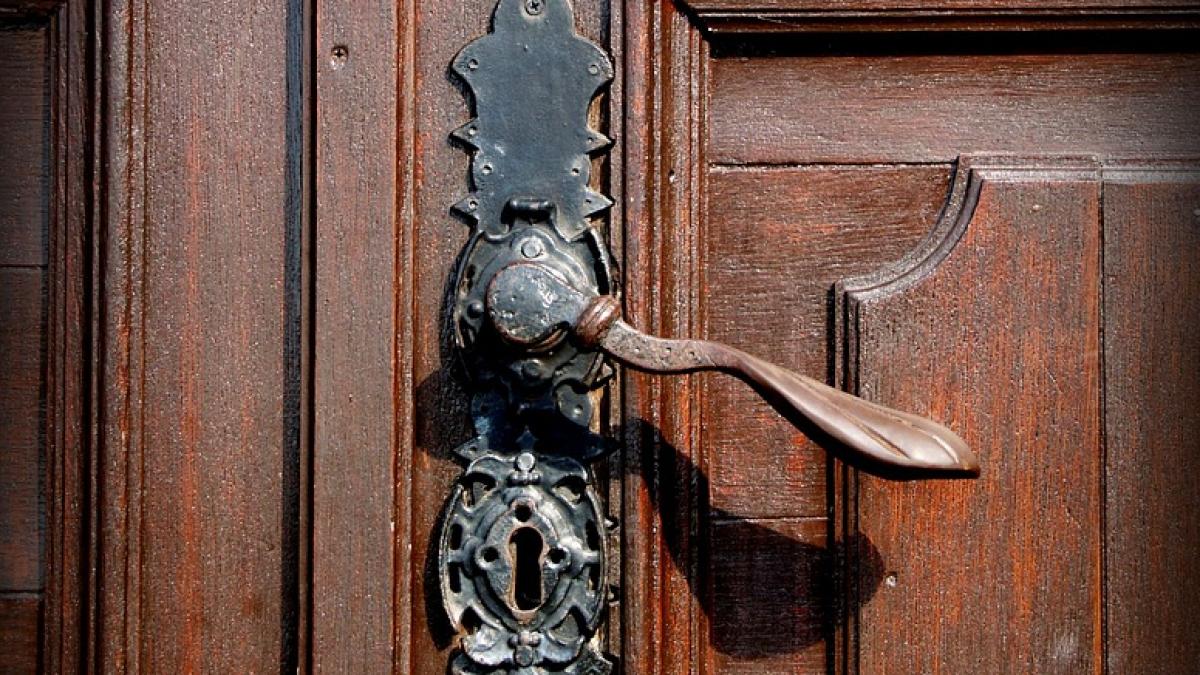 au scos cadavrul sotului ei din casa pe o targa