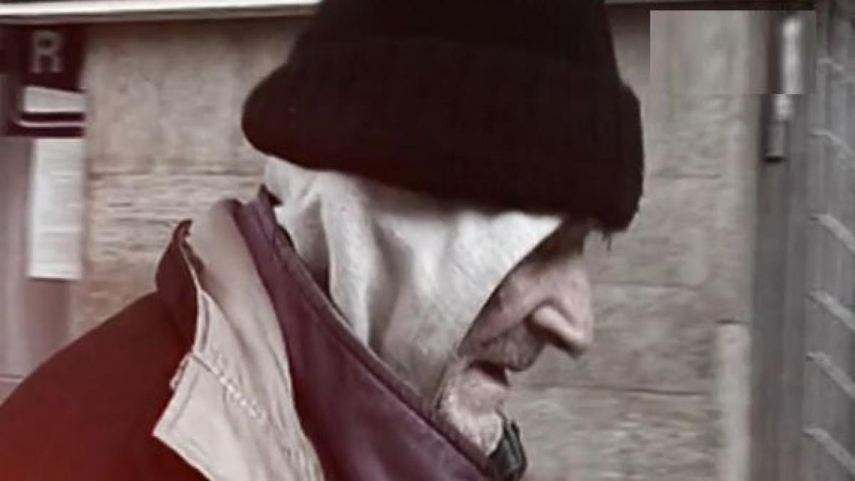 bunicul nimanui doarme mananca pe strazi si isi striga disperarea printre lacrimi amare