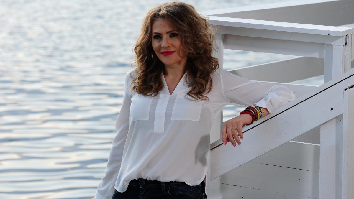 cum petrece mirela boureanu vaida de ziua ei cu un pahar de prosecco si ceiutul regulamentar