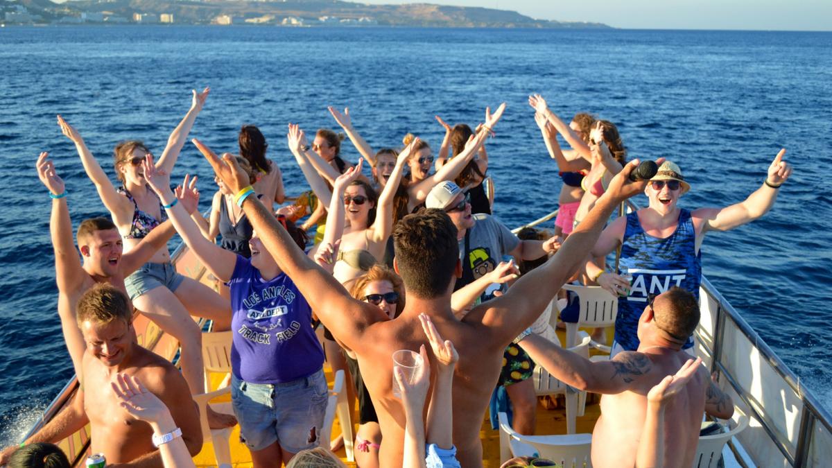 ibiza de la spiritul flower power la petreceri in spuma