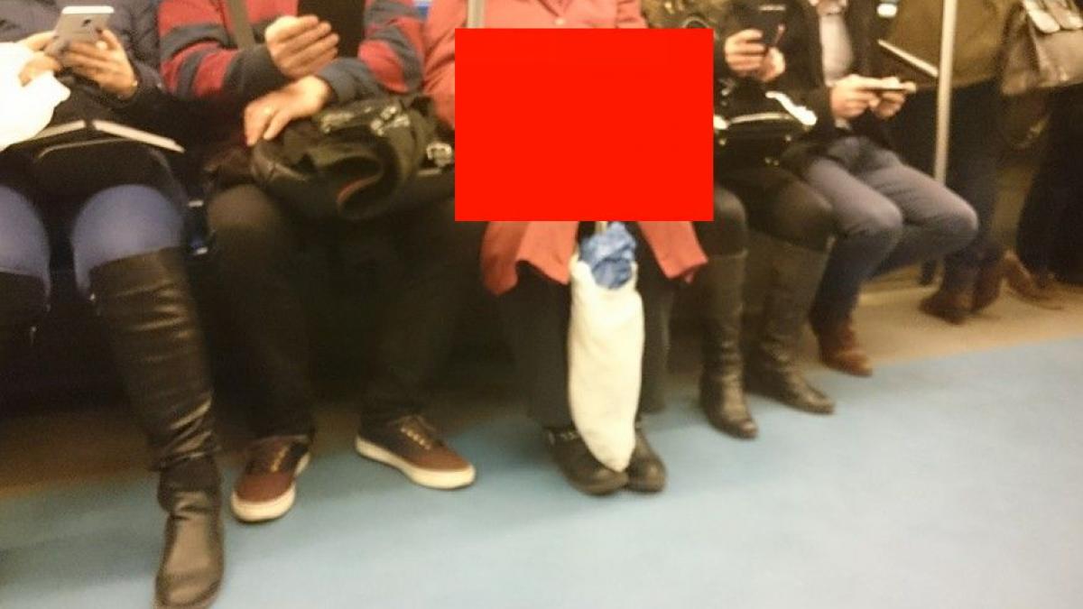poza minunata facuta in seara aceasta la metrou toata lumea se uita la telefonul mobi insa ea