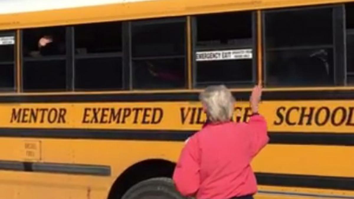 se duce in fiecare dimineata in statie si face acest gest catre copii