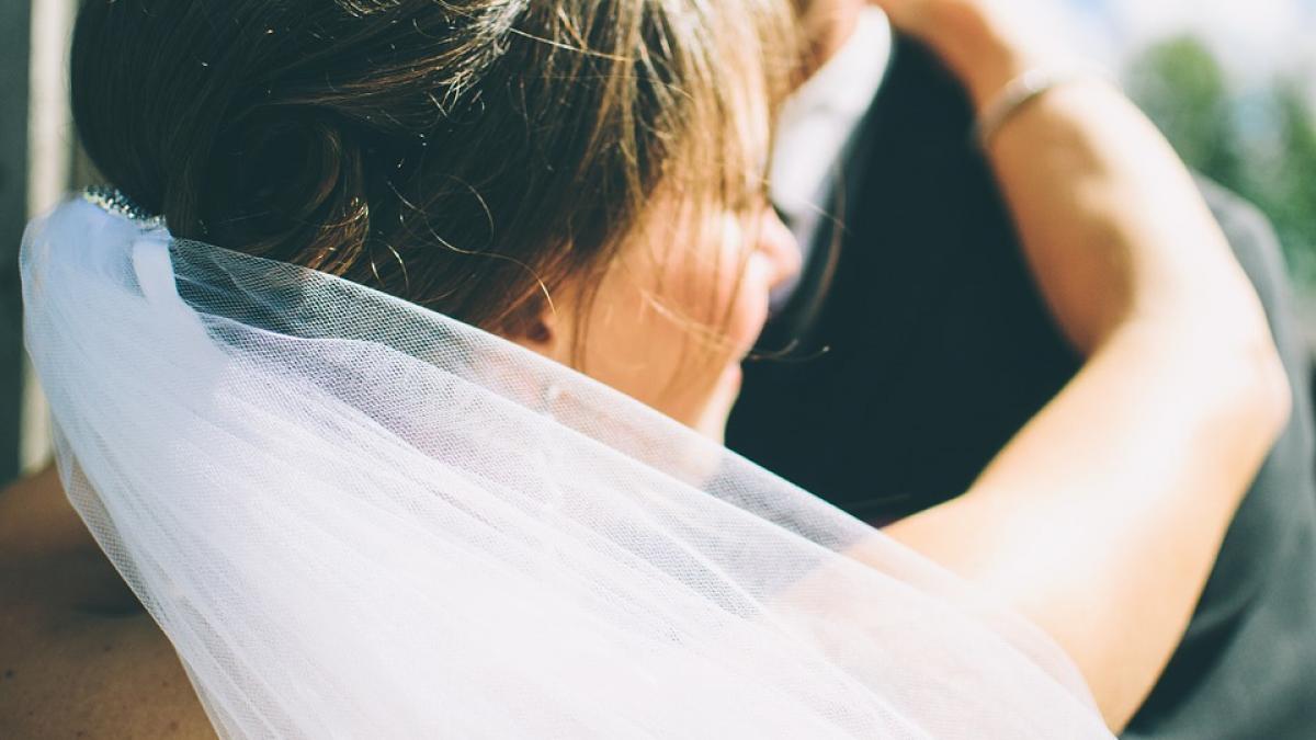 socant mireasa impuscata in cap la propria nunta