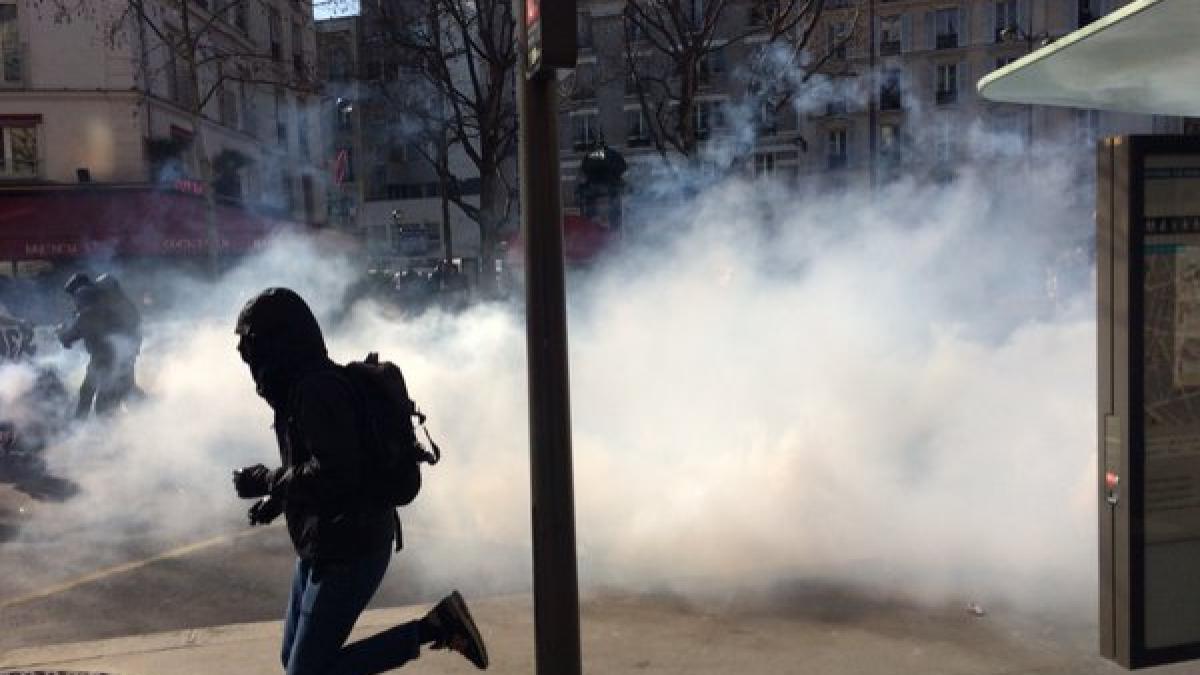 stare de alerta la paris elevii si studentii au baricadat intrarile in licee si au aprins torte pe