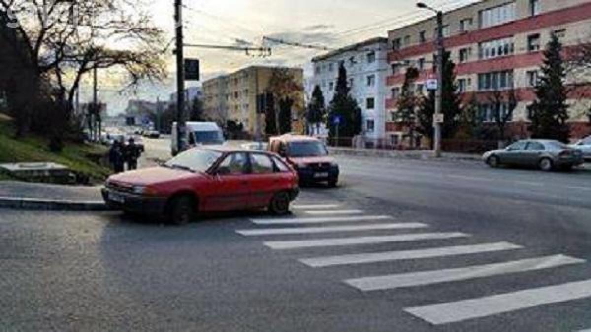 dorei de cluj au marcat trecerea de pietoni in jurul unei masini