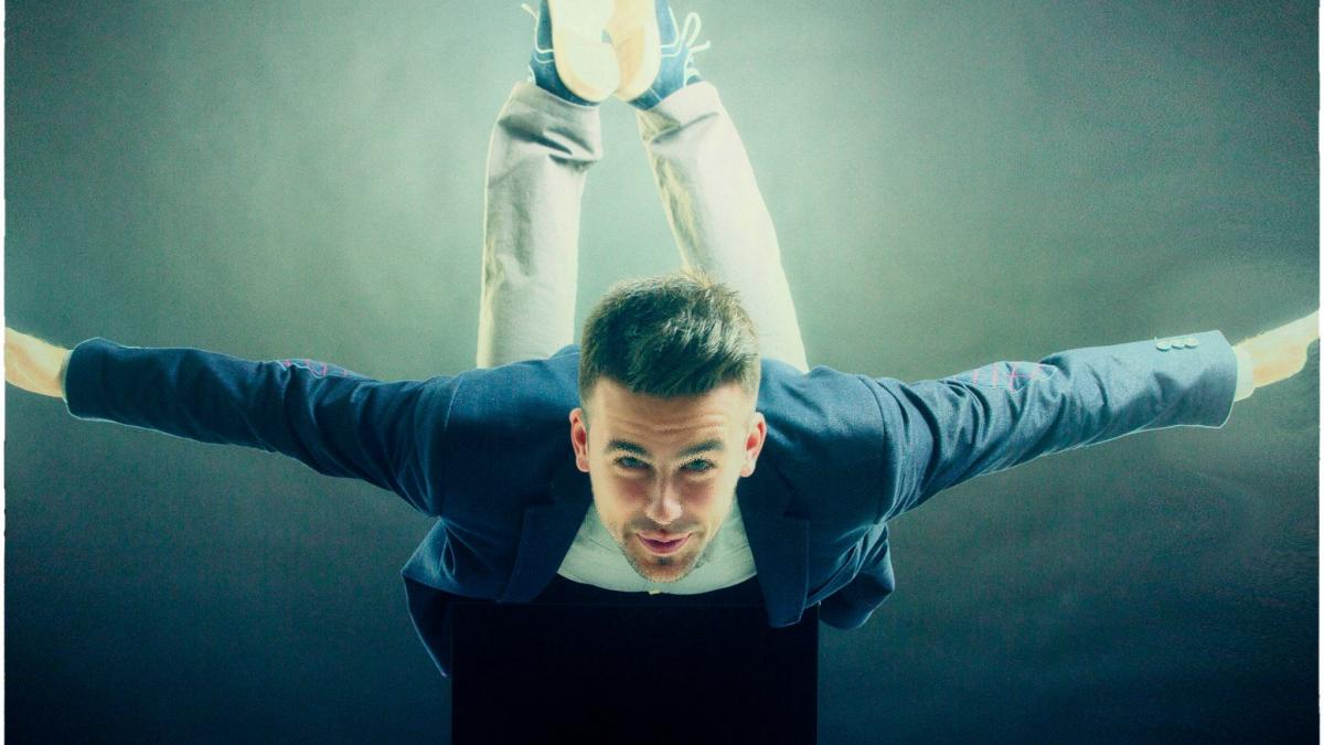 ii asculti muzica la radio iar acum ii afli si secretul