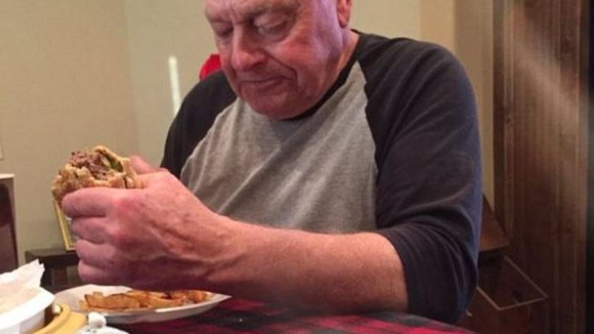 un bunic a gatit 12 hamburgeri pentru cei 6 nepoti ai sai