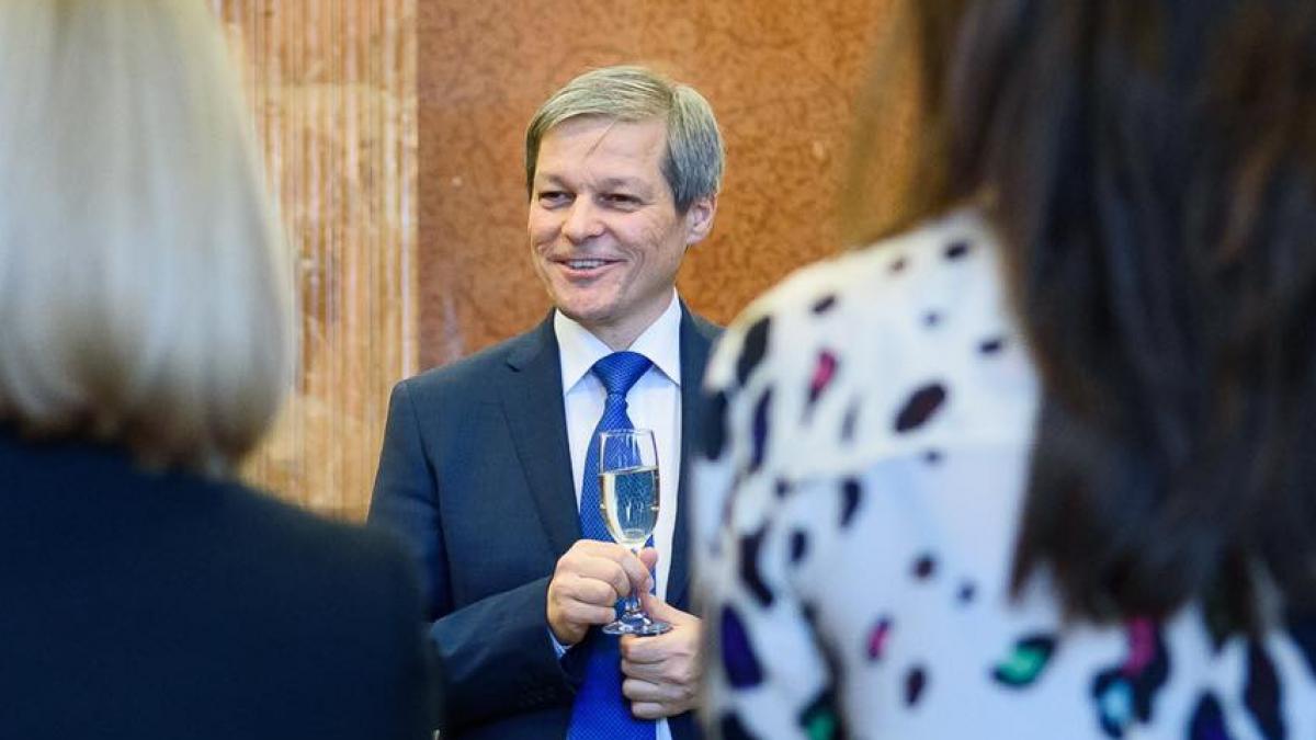 dacian ciolos face recomandari de vacanta pe facebook