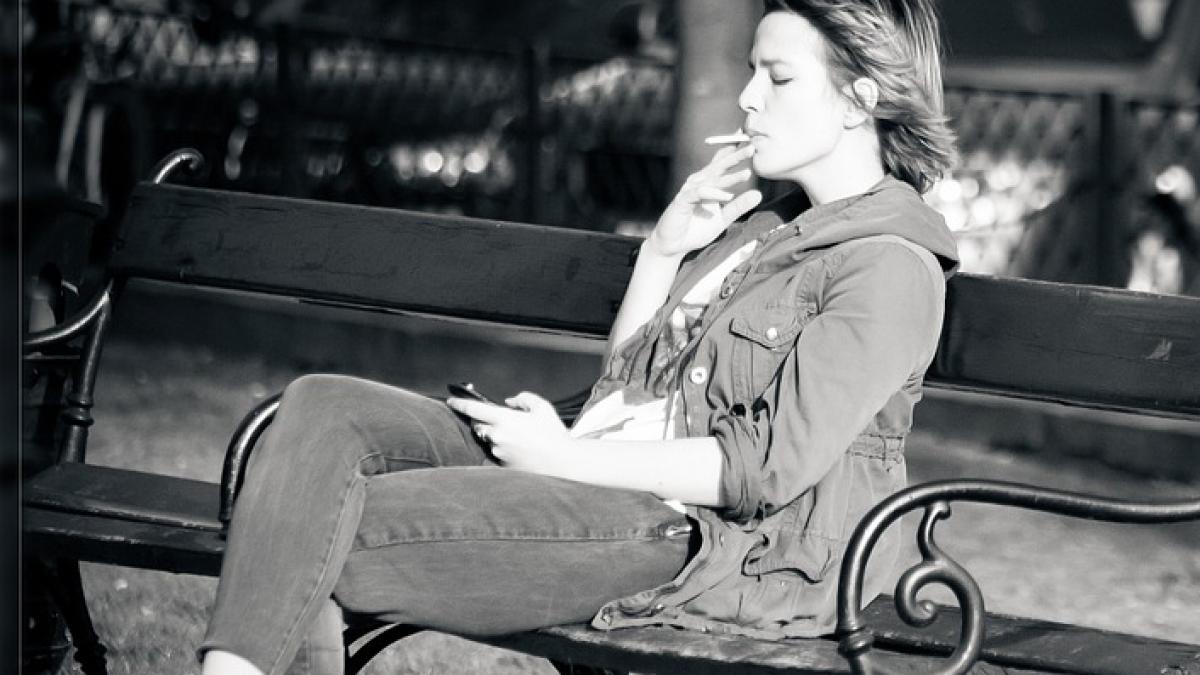 legea antifumat femeie amendata pentru ca a fumat in statia de autobuz