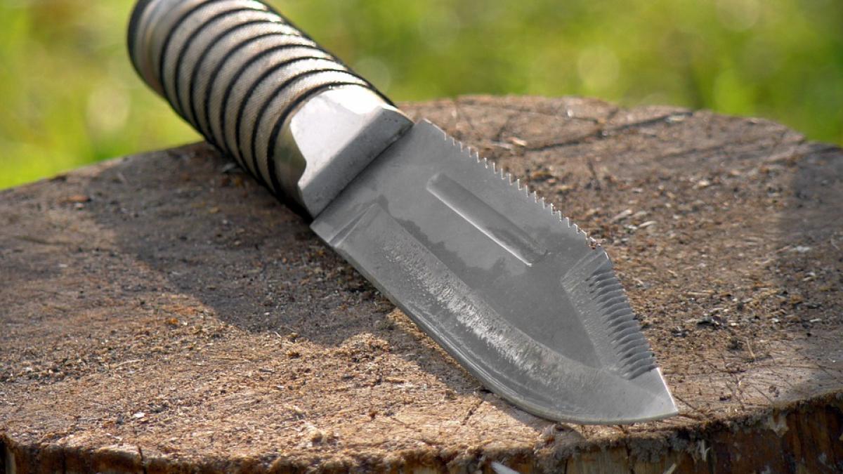 scene de groaza pe strada un tanar a fost injunghiat din senin de o adolescenta