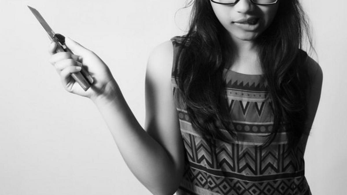 scene de groaza un tanar a fost atacat cu un cutit de o fata de 18 ani