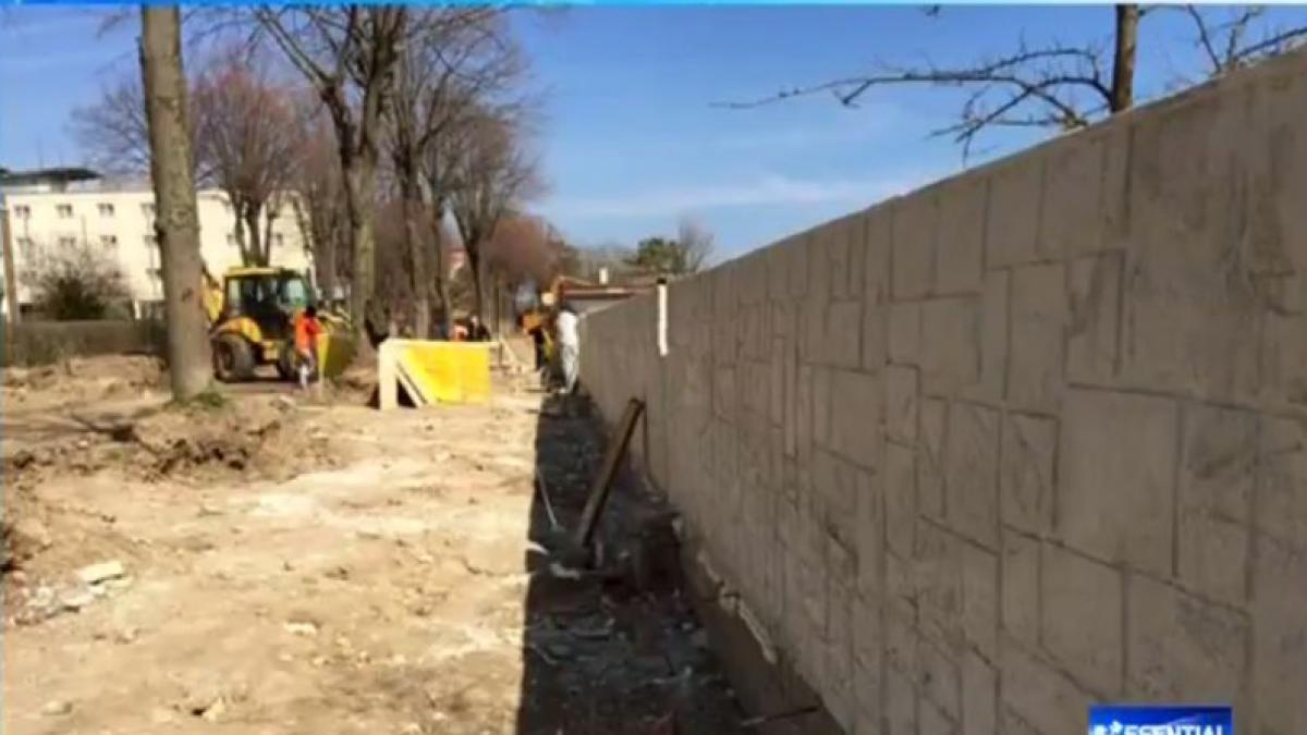 zid de beton intre turisti si mare