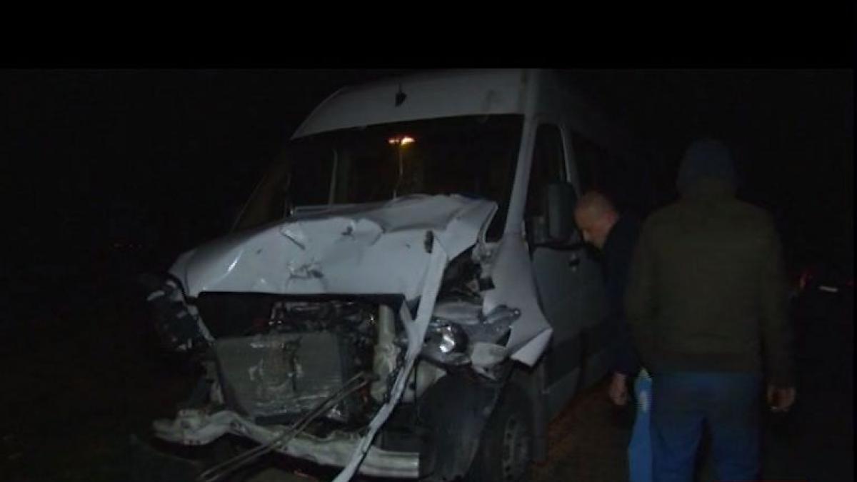 accident provocat de un catar un microbuz de pasageri s a ciocnit cu alta masina din cauza